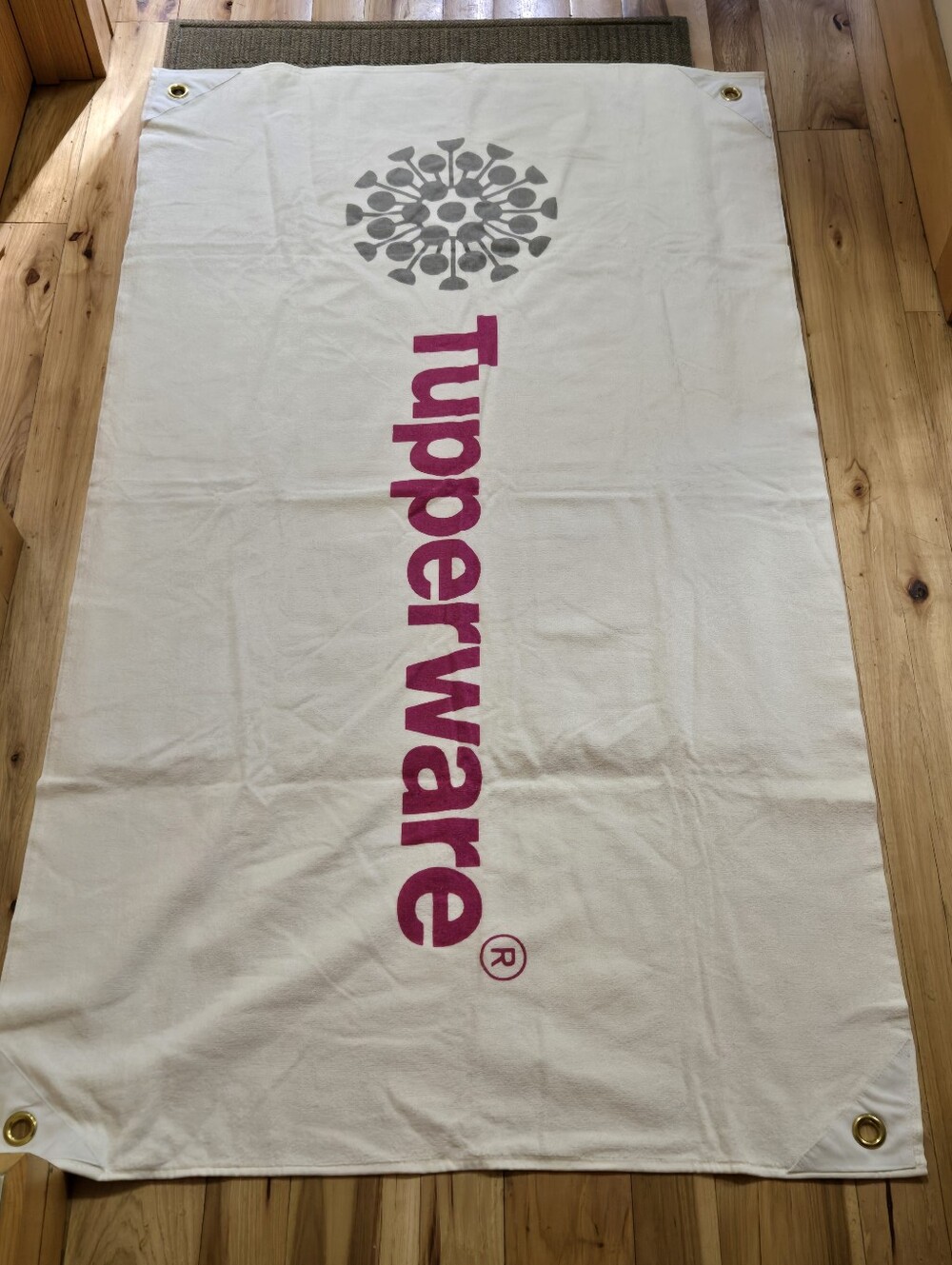 VINTAGE NOS TUPPERWARE WHITE BEACH TOWEL WITH STAKES OUTDOOR VACATION TRAVEL
